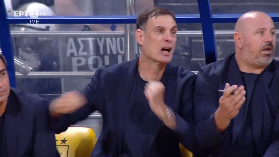Τρελάθηκε ο Μπαρτζώκας και άρχισε να ρίχνει αγκωνιές στους βοηθούς του (vid)