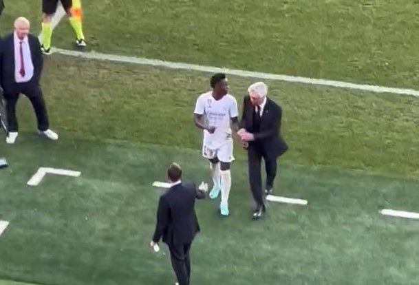 Νέα ρατσιστική επίθεση στον Βινίσιους: Οι οπαδοί της Μπαρτσελόνα του πέταξαν μπανανόφλουδα (vid)