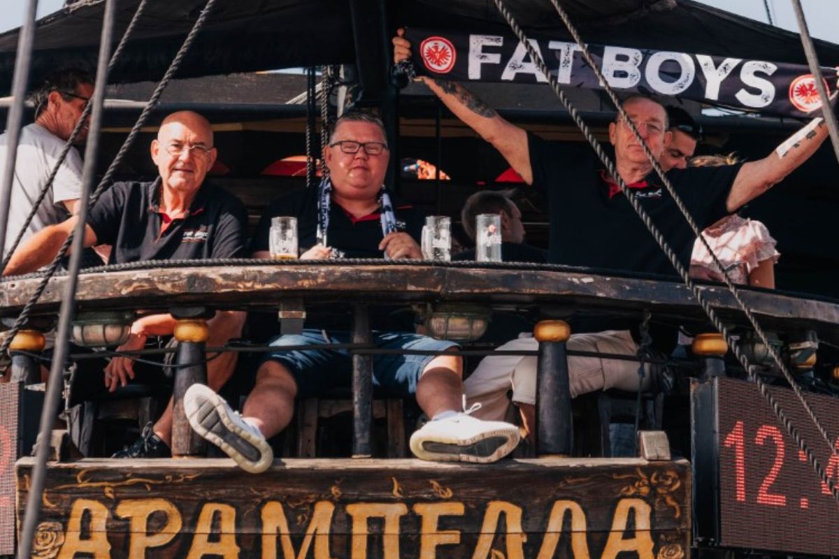 Οι οπαδοί της Άιντραχτ απόλαυσαν τη βόλτα τους με το καραβάκι του Θερμαϊκού στη Θεσσαλονίκη (pic)