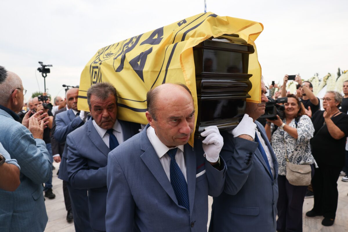 Ο τελευταίος χαιρετισμός στον μέγα Ιωαννίδη – Μέχρι και ο Ντέιβιντ Ρίβερς εμφανίστηκε στην κηδεία του «Ξανθού»