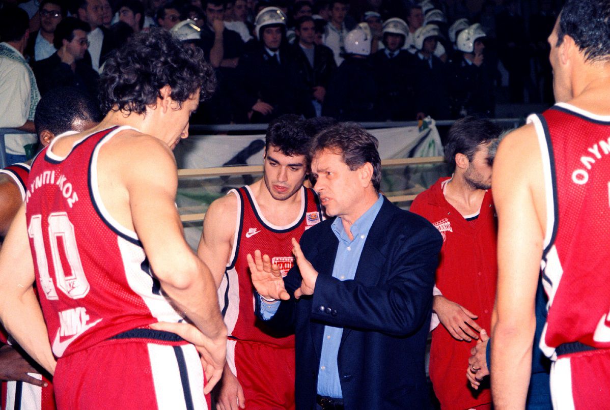 Όταν ο Ιωαννίδης πέταξε on camera ένα μπουκάλι νερό στον Σιγάλα (vid)