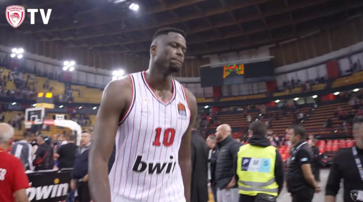 Από το πάθος για την ανατροπή, στην απογοήτευση για την ήττα: Η παρακάμερα του Ολυμπιακού τα είχε όλα! (vid)