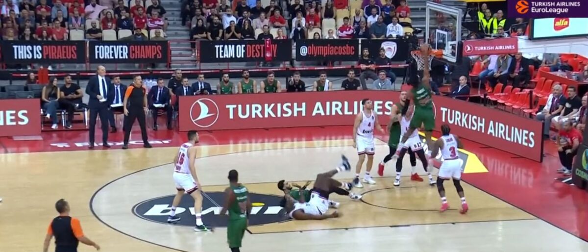 Το φοβερό follow κάρφωμα του Μονέκε (vid)