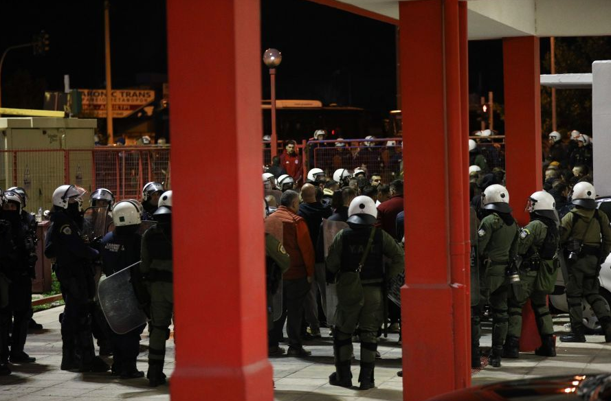 «Όχλος Ελλήνων οπαδών τραυμάτισε σοβαρά αστυνομικό»: Τα ξένα ΜΜΕ για τα επεισόδια στο Ολυμπιακός – Παναθηναϊκός