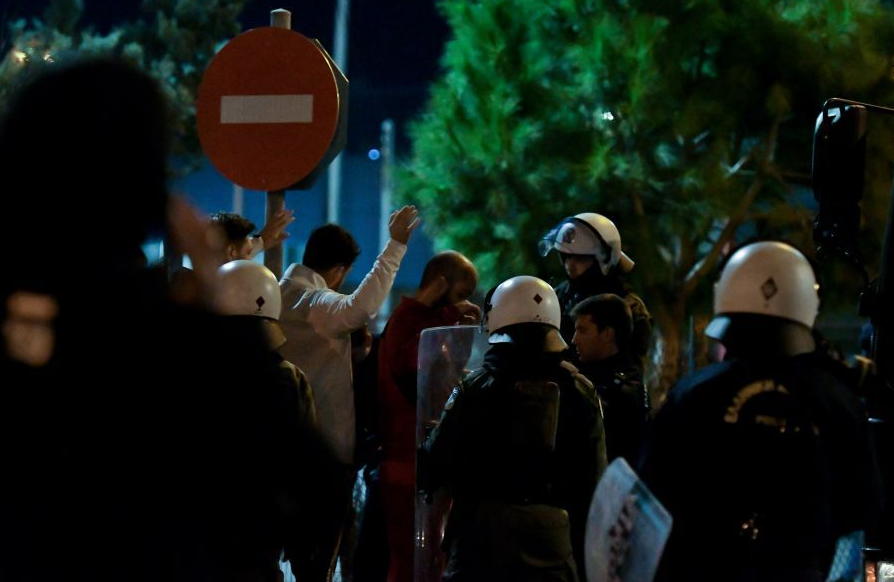 Σοκάρουν οι συνομιλίες των αστυνομικών από τους ασυρμάτους: «Δεν μπορούμε να τον κρατήσουμε – Δεν θα φύγει κανείς από το γήπεδο»