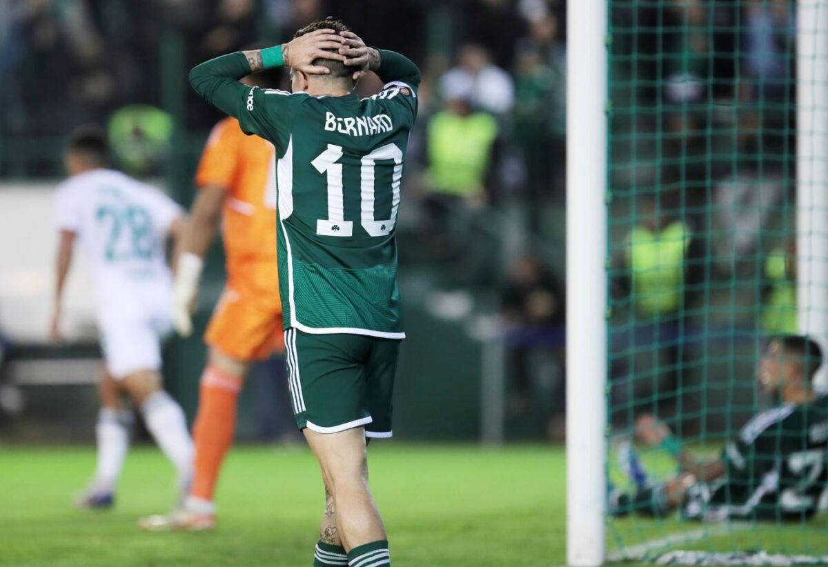 Απαρηγόρητοι οι παίκτες του Παναθηναϊκού, με σημαίες του Ισραήλ στον κόσμο τους οι φιλοξενούμενοι (vid)