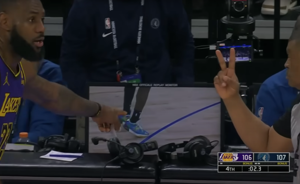 Έξαλλος ο ΛεΜπρόν για το τρίποντο που μέτρησε για… δύο – «Μέχρι και ο Στίβι Ουόντερ θα το έβλεπε» (vids)