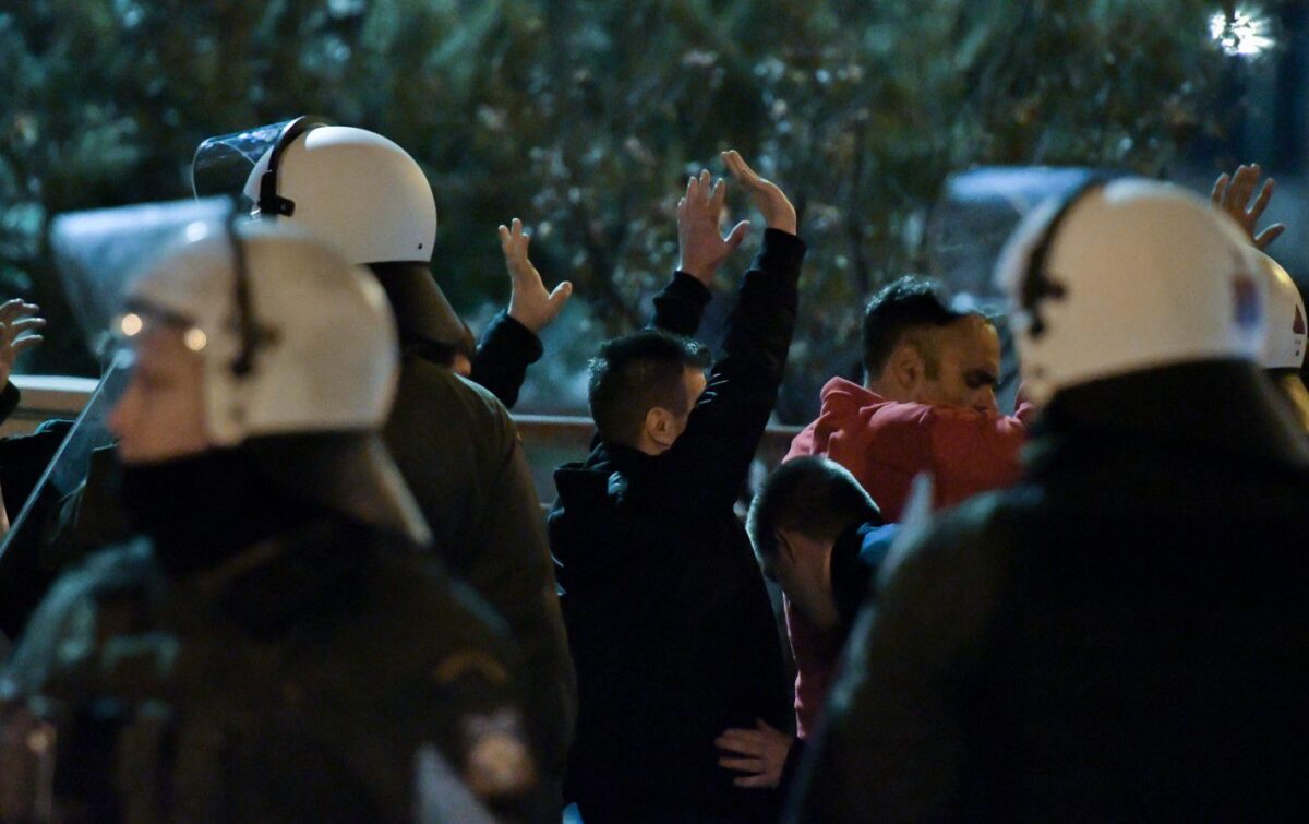 Ελεύθεροι και οι 424 προσαχθέντες, καμία σύλληψη – Μάχη για τη ζωή του δίνει ο αστυνομικός