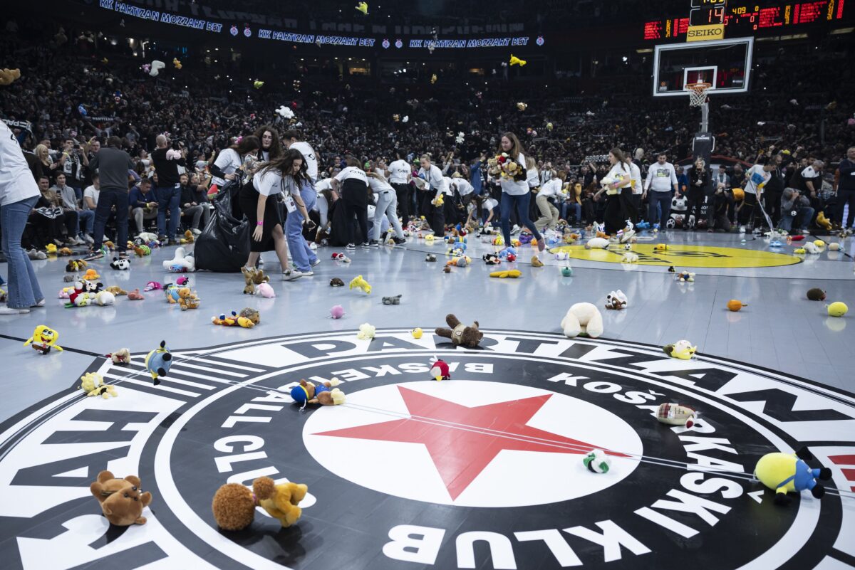 Έβρεξε… αρκουδάκια στην Stark Arena πριν το Παρτίζαν – Βίρτους Μπολόνια (vid)