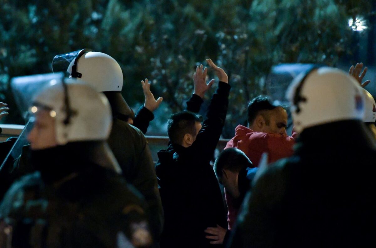 Χίλιοι οπαδοί του Ολυμπιακού εγκλωβισμένοι στο κλειστό του Ρέντη – Δεν τους αφήνει η αστυνομία να φύγουν (vid)