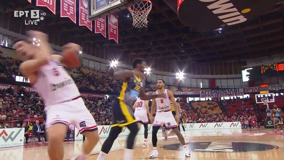 Στο… κλίμα των ημερών Λαρεντζάκης και Ντε Σόουζα στο ΣΕΦ: Κοκορομαχία και αποβολή του παίκτη του Άρη (vid)