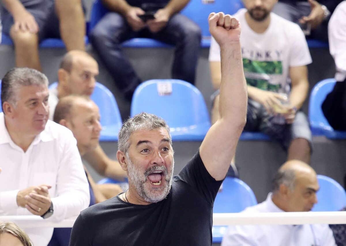 Παθιασμένος ο Μπισμπίκης – Στις εξέδρες για τον τελικό του Super Cup Ολυμπιακός – Παναθηναϊκός (vid)