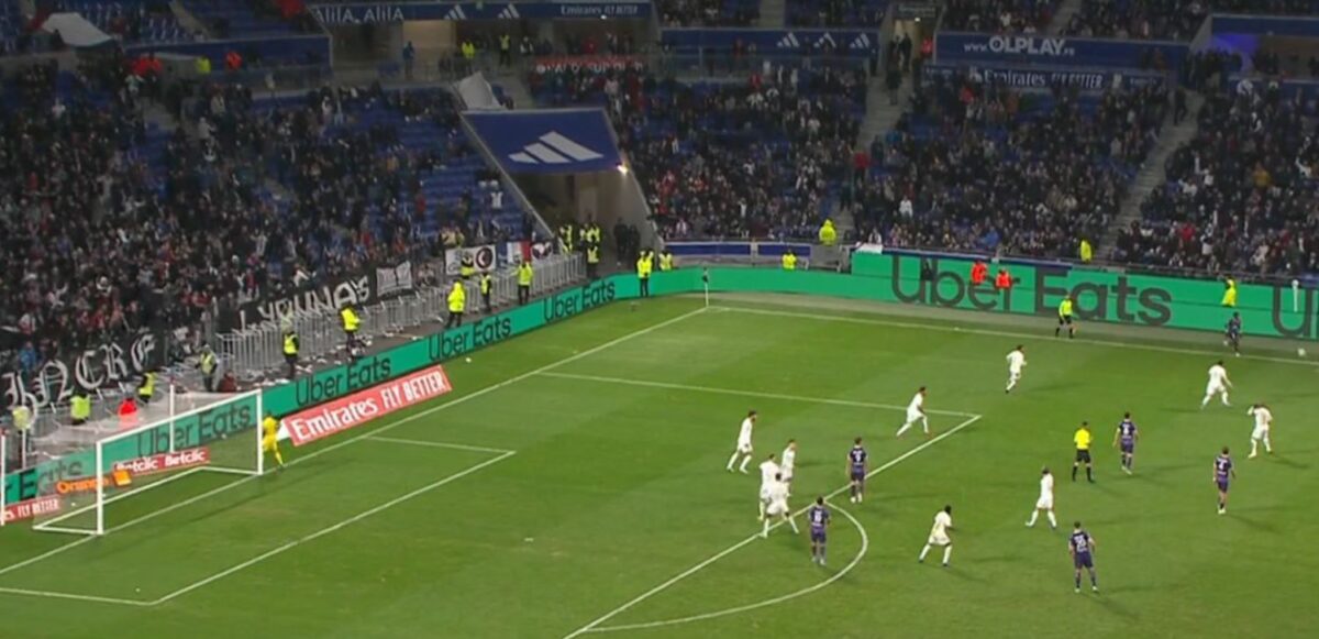 Ο Λακαζέτ με χατ τρικ έδωσε οξυγόνο στη Λυών