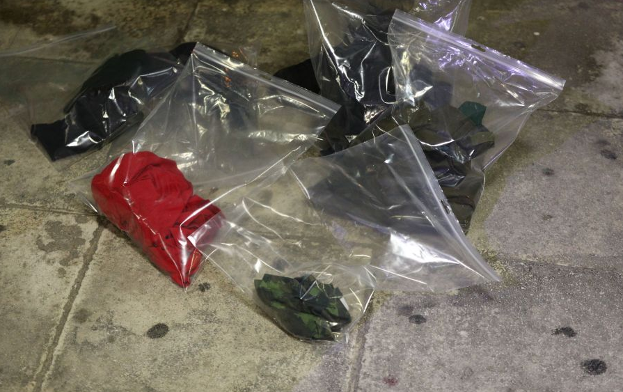 Απίθανο: Έκαναν πλιάτσικο σε σκάφη και έκλεψαν μόνο τις ναυτικές φωτοβολίδες – Σύνδεση με τα επεισόδια στου Ρέντη ψάχνουν οι Αρχές