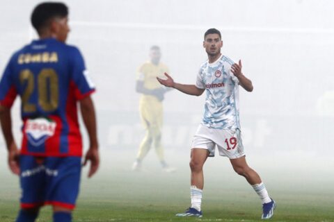Επεισοδιακό 2-2 στο Πανθεσσαλικό, με δακρυγόνα, φινάλε – παρωδία και οργή του Ολυμπιακού για τον Παπαπέτρου
