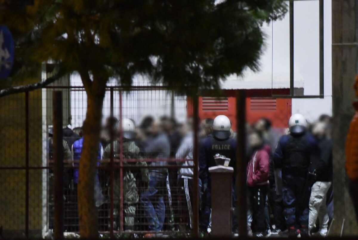 Στο στόχαστρο ο «καθοδηγητής» που έδωσε την εντολή για την επίθεση με φωτοβολίδα στον 18χρονο – Φορούσε full face