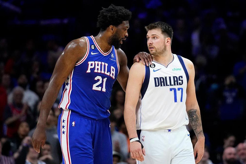 Οι «πενηντάρες» του Εμπίντ και των Μάβερικς – Ο Ντόντσιτς έκανε ιστορικό triple double από το πρώτο ημίχρονο