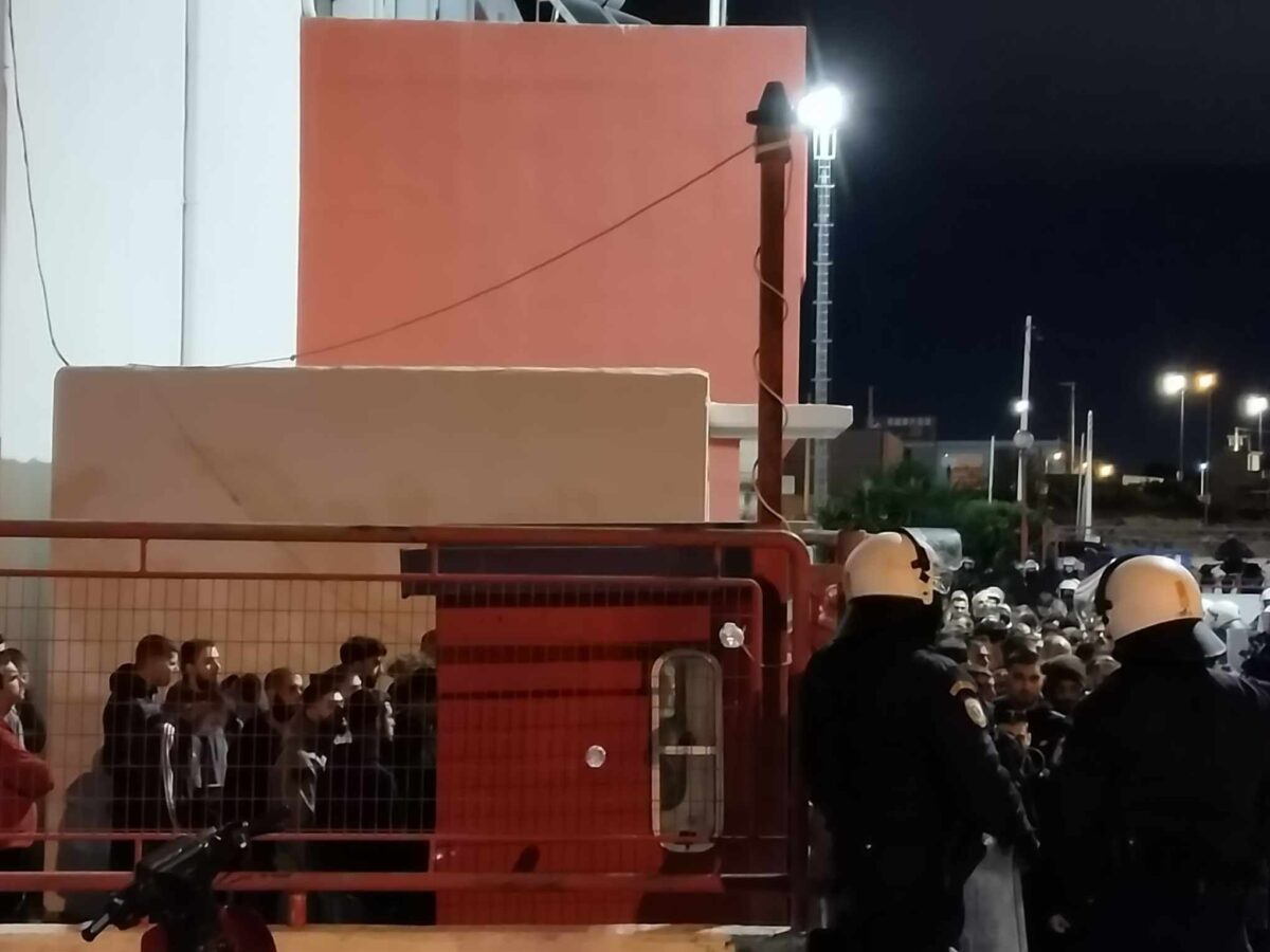 Παραμένουν στο «Μελίνα Μερκούρη» τα ΜΑΤ – 14 κλούβες στον περιβάλλοντα χώρο, προσαγωγές στο τμήμα για εξακρίβωση στοιχείων όσων έχουν μείνει