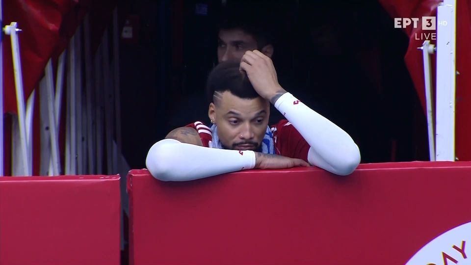 Το απλανές βλέμμα του Ιντάλγκο: Κοιτούσε απογοητευμένος το κενό μετά τη διακοπή του Ολυμπιακός – Παναθηναϊκός