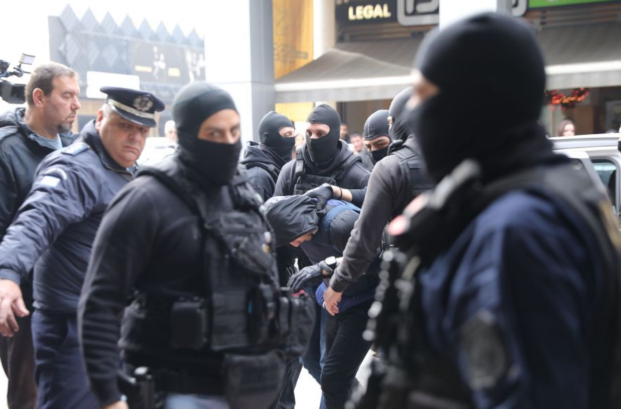 Προφυλακίστηκε ο 18χρονος για τη ναυτική φωτοβολίδα στον αστυνομικό