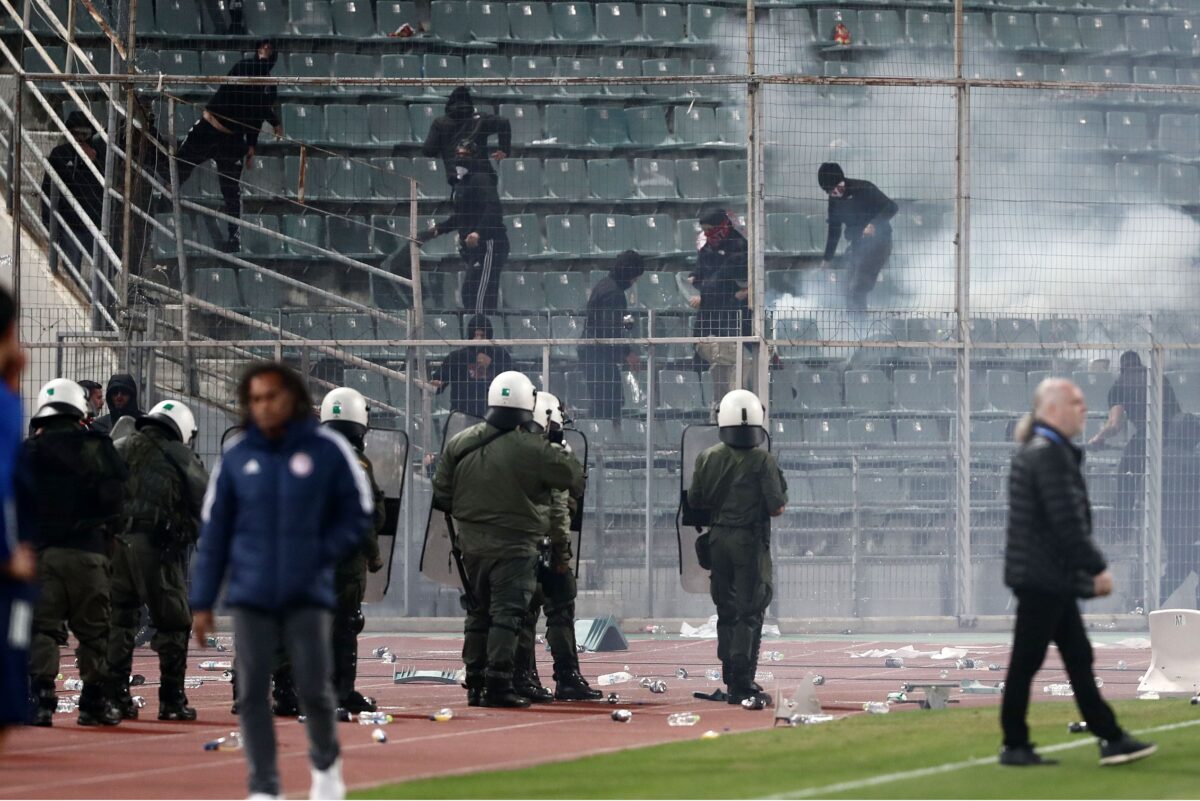 Το χρονικό από τα έκτροπα στο Πανθεσσαλικό, με παίκτες και οπαδούς να κινδυνεύουν μέχρι και με τη ζωή τους (vids)