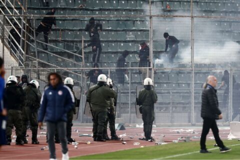 Το χρονικό από τα έκτροπα στο Πανθεσσαλικό, με παίκτες και οπαδούς να κινδυνεύουν μέχρι και με τη ζωή τους (vids)