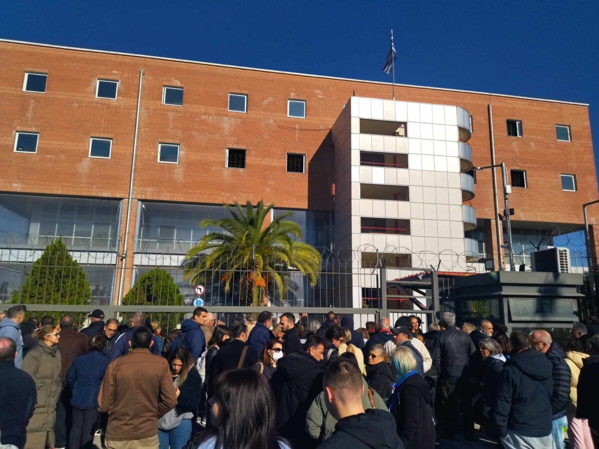 Έκτακτο: Δύο κοπέλες που είχαν προσαχθεί βγήκαν στις 17:00 από το μεταγωγών – Αγκάλιασαν με κλάματα τους γονείς τους