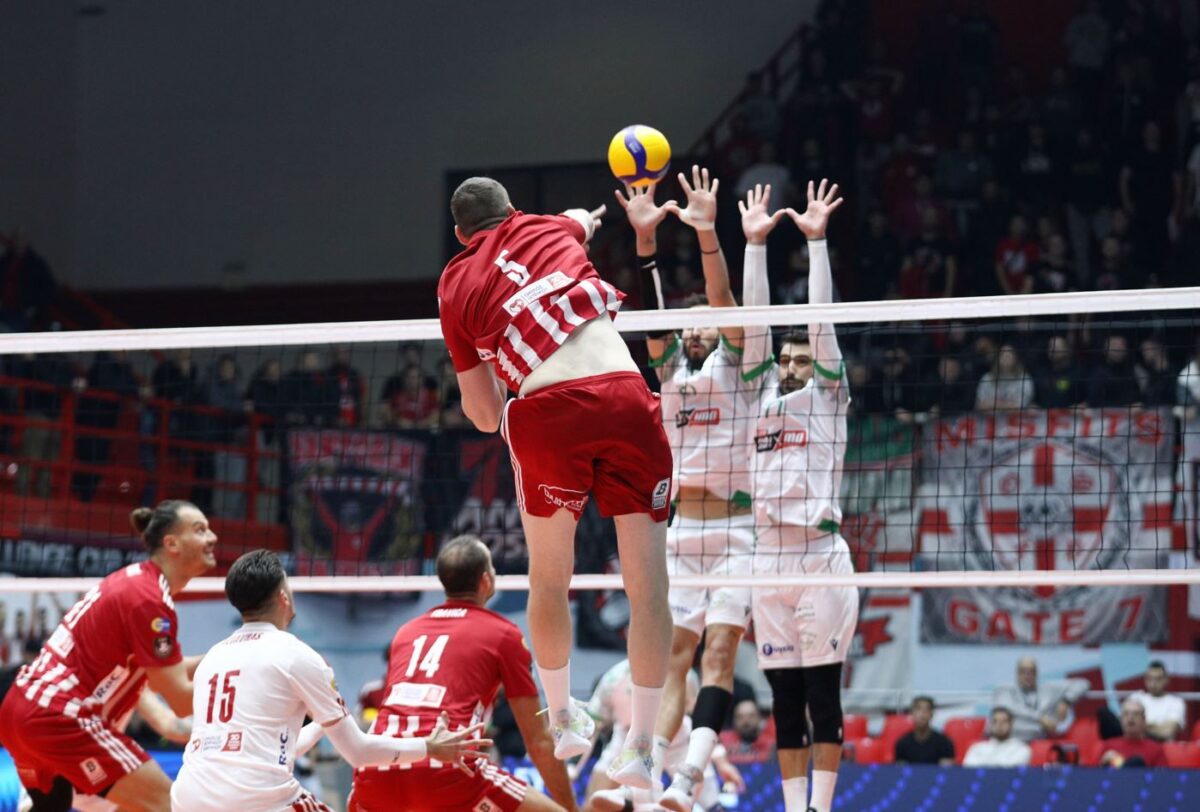 Χάος στο «Μελίνα Μεκούρη»: Διακόπηκε το Ολυμπιακός – Παναθηναϊκός έπειτα από ρίψεις δακρυγόνων εκτός γηπέδου (vid)