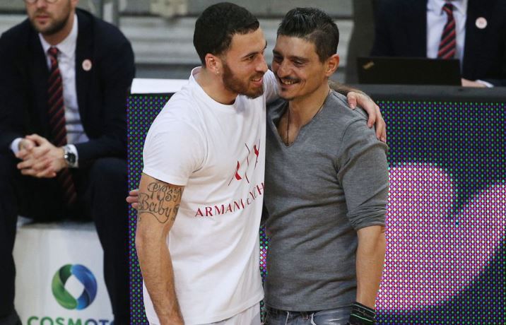«Μάικ Τζέιμς αλήθεια;» – Η κίνηση του Αμερικανού μετά το ποστάρισμα του Γιαννακόπουλου με φόντο τον Ολυμπιακό