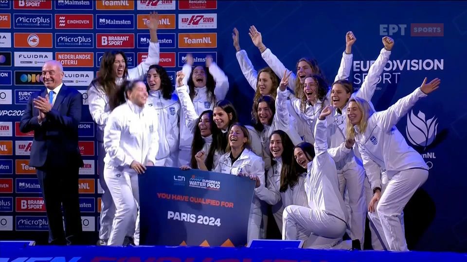 Η απονομή του εισιτηρίου για τους Ολυμπιακούς Αγώνες στην Εθνική πόλο γυναικών