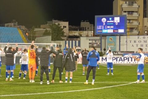 Οι παίκτες του Ατρόμητου πανηγύρισαν με τους οπαδούς σε μια… πολυκατοικία: «Αν μπορείτε κλείστε και τις ταράτσες» (vid)