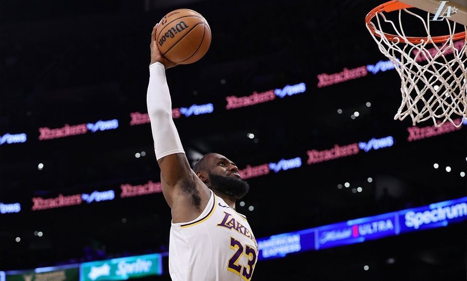 «Βασιλιάς» και στα καρφώματα: Ο ΛεΜπρόν Τζέιμς κάνει poster τους αντιπάλους του και στα 39 του! (vid)