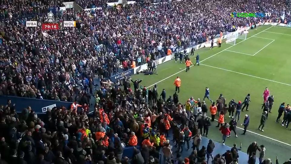 Χαμός στο Γουέστ Μπρομ – Γουλβς: Εισβολή στον αγωνιστικό χώρο και συγκρούσεις ανάμεσα στους οπαδούς