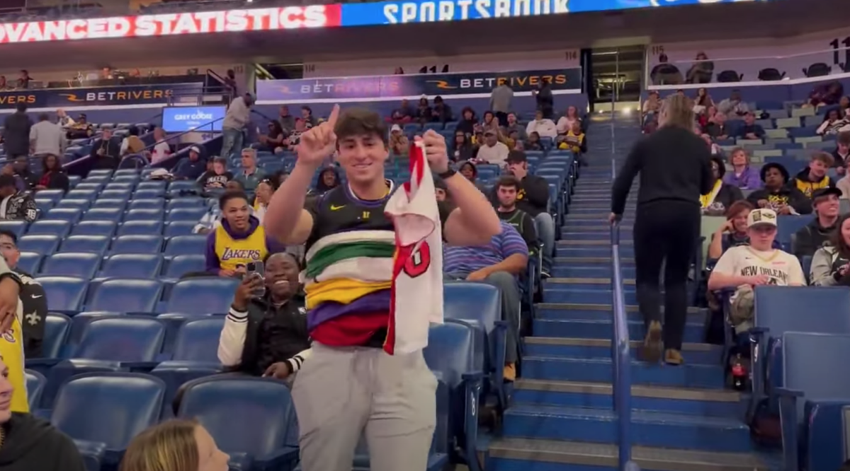 O No 1 φαν του ΛεΜπρόν ντύθηκε… Βασιλιάς – Φόρεσε ταυτόχρονα 15 εμφανίσεις του αγαπημένου του (vid)