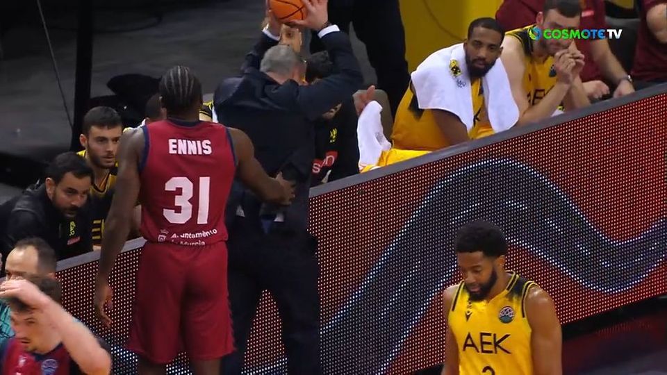 Έξαλλος ο Ηλίας Ζούρος μετά εύκολο λάθος του Νάιτ