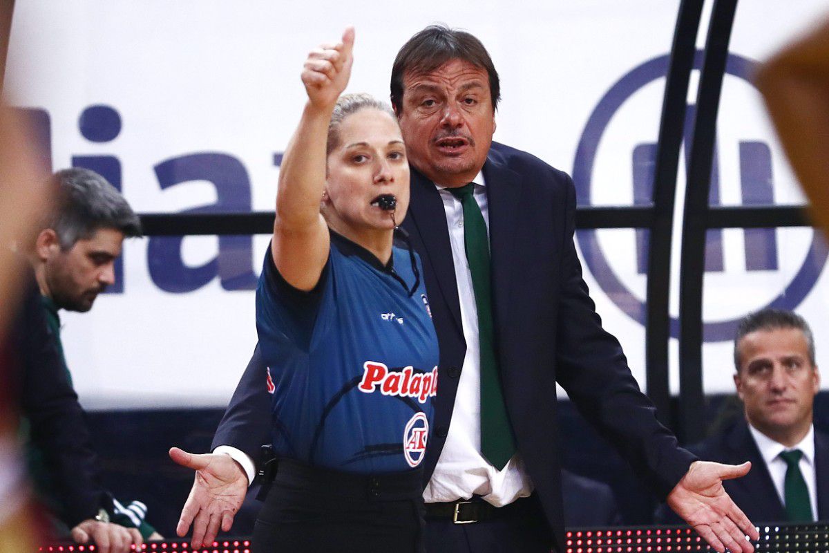 Αναβρασμός στα Λιόσια: Χυδαία συνθήματα κατά της Τσαρούχα και προσωρινή διακοπή στο ντέρμπι με τον Παναθηναϊκό (vid)