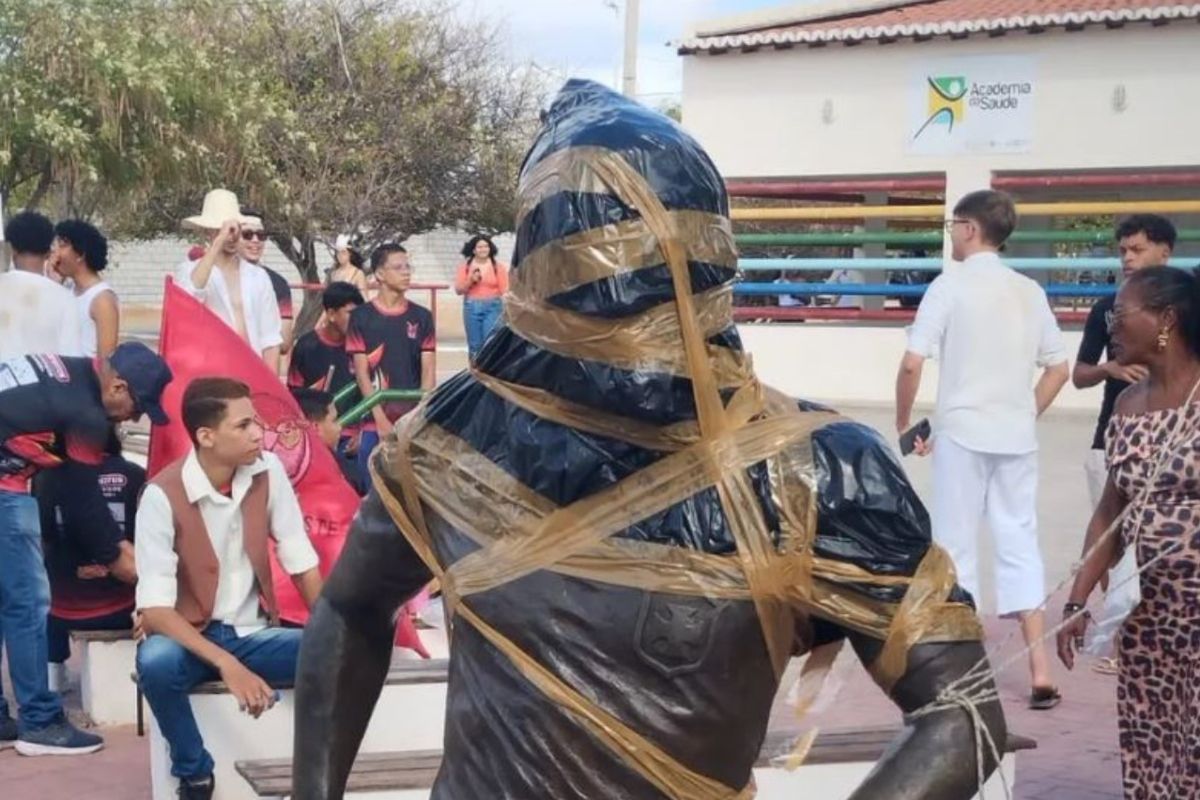 Το άγαλμα του Ντάνι Άλβες στη γενέτειρά του βανδαλίστηκε – Κάτοικοι ζητάνε την αφαίρεσή του (pic)