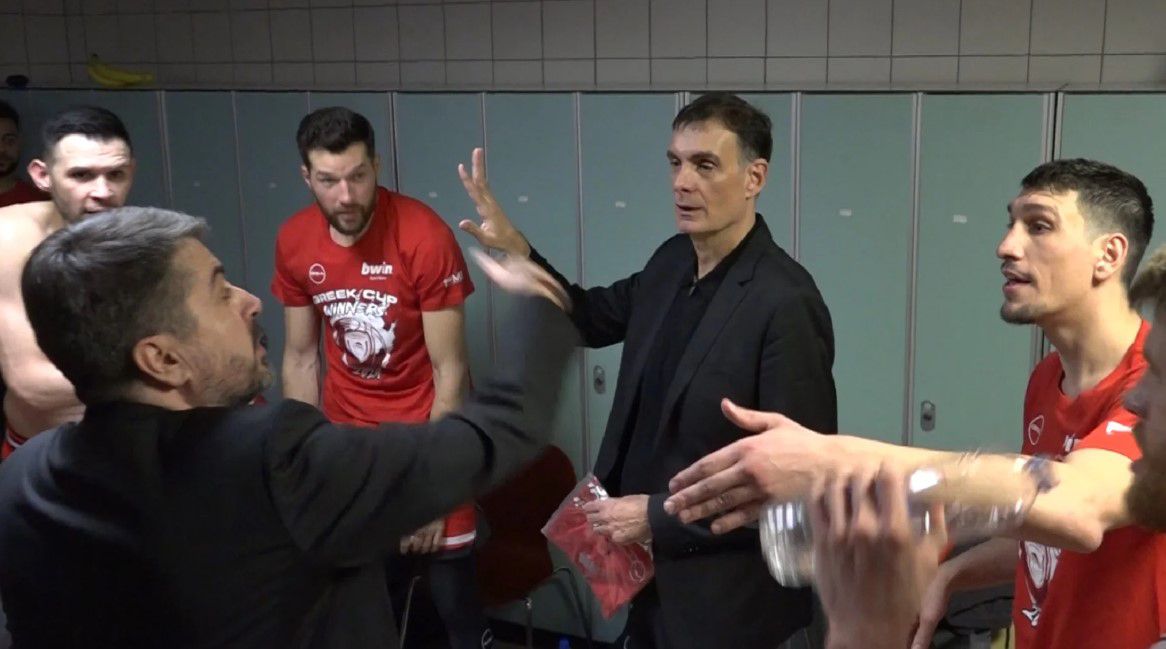 Ο Παπανικολάου «έδωσε» τον Μπαρτζώκα στον Μπαφέ και ο Λαρεντζάκης την έβγαλε στη… ζούλα! – Επικό βίντεο από τα αποδυτήρια του Ολυμπιακού