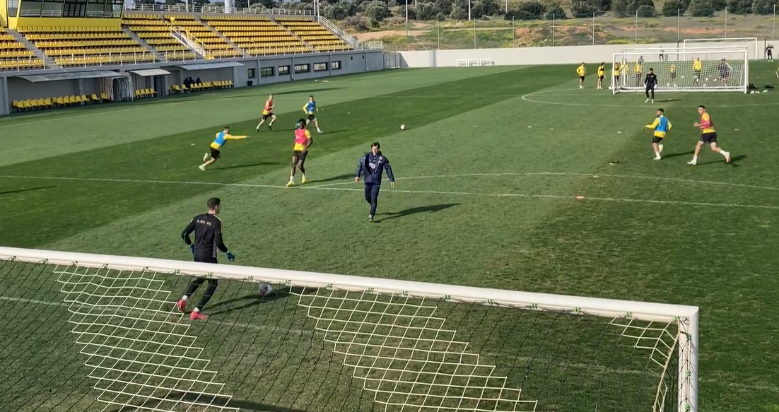 Βίντεο: Ο Αλμέιδα παίζει μπάλα στα Σπάτα με τους παίκτες του