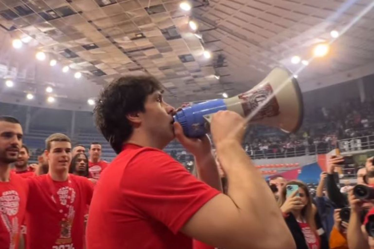 Έπος: Ο Τεόντοσιτς πανηγύρισε την κατάκτηση του κυπέλλου με μεγάφωνο μπροστά από την εξέδρα του Ερυθρού Αστέρα (vid)