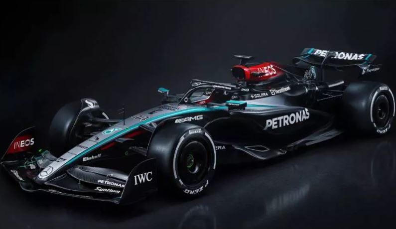 Η Mercedes αποκάλυψε την W15 που θα οδηγήσει για τελευταία φορά ο Χάμιλτον (vid & pics)