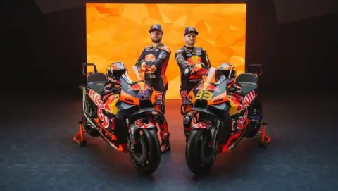 H KTM παρουσίασε την RC16 του 2024 (vid & pics)