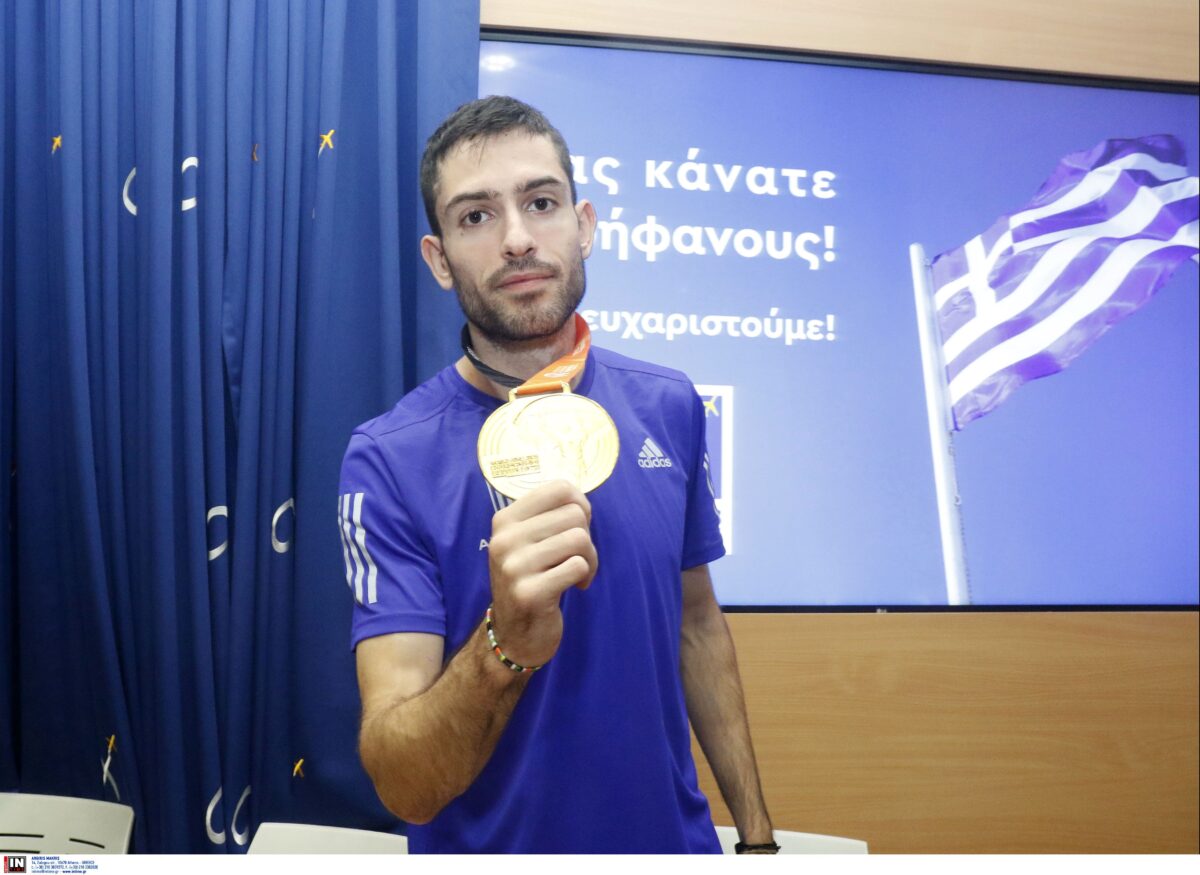 Τεντόγλου με αυτοδυναμία! Είναι ο πιο αγαπητός Έλληνας και το Twitter τον αποθεώνει: «Ποιος έβαλε πρωί-πρωί αγώνα;»