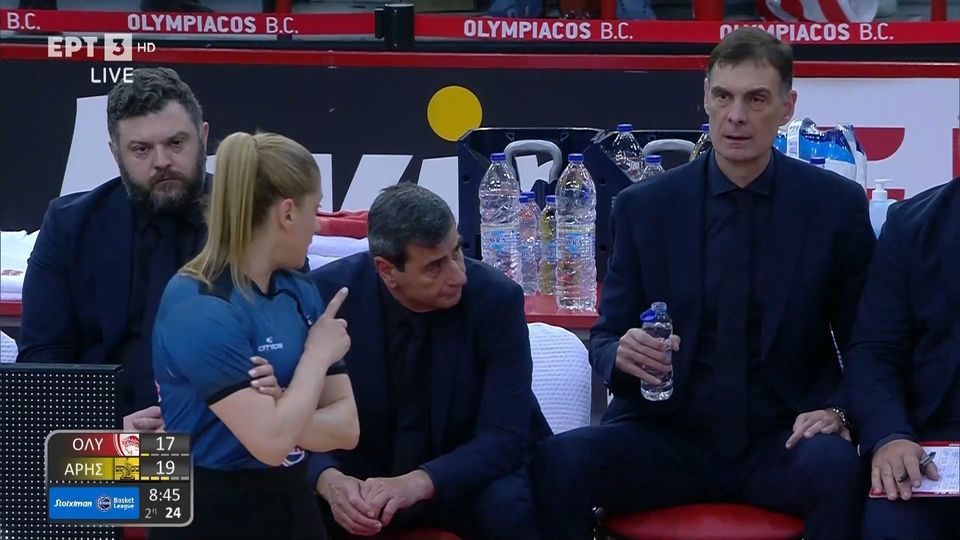 «Δε μας σέβεστε Βάσω»: Έξαλλος με Τσαρούχα ο Μπαρτζώκας και τεχνική ποινή (vid)