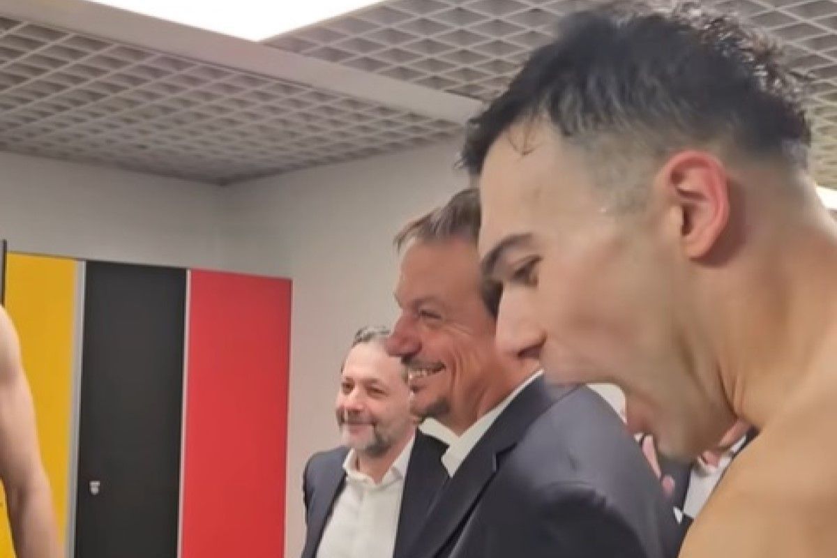 Αποθέωση του Αταμάν από τον Σλούκα στα αποδυτήρια – Περίμενε την αποστολή ο κόσμος έξω από το γήπεδο (vids)