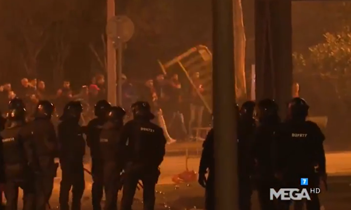 Αγρια επεισόδια μεταξύ ακροδεξιών οπαδών της Μπαρτσελόνα και της Αστυνομίας – 15 τραυματίες (vids)