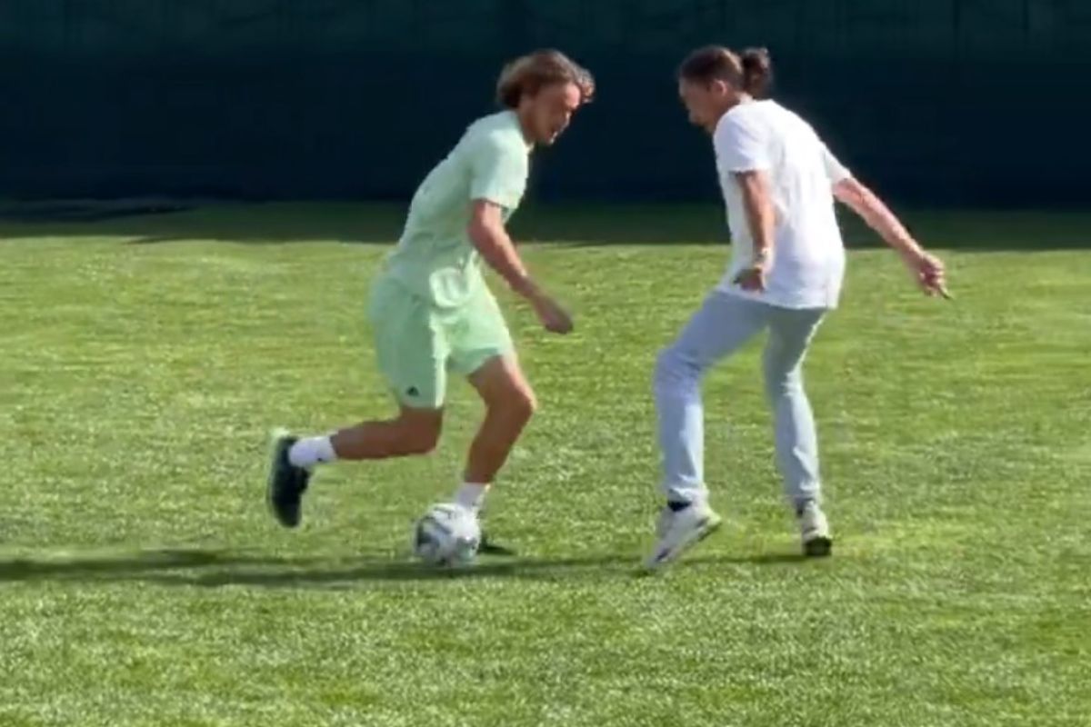 Έπος: Ο Τσιτσιπάς ντριμπλάρει και δίνει ασίστ σε 2vs2 ματσάκι ποδοσφαίρου (vid)