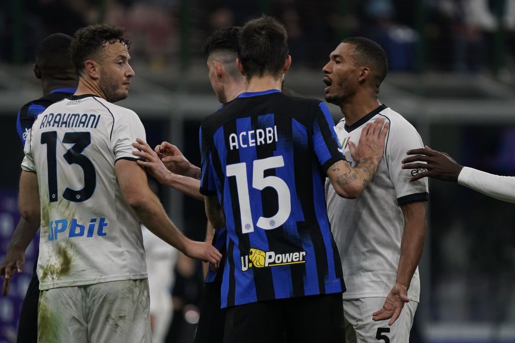 Έσπασε τη σιωπή της η σύζυγος του Ατσέρμπι για την υπόθεση ρατσιστικής επίθεσης στον Ζεσούς: «Με τις υγείες σας, σε εκείνους που προσβάλλουν οικογένειες»