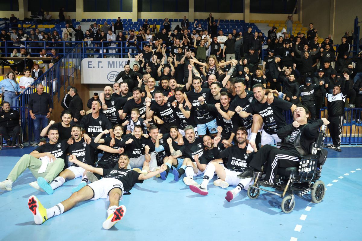 Οι φίλοι του ΠΑΟΚ γιόρτασαν με πυρσούς και συνθήματα τα γενέθλια του συλλόγου: «Χρόνια πολλά Δικέφαλε» (vid)