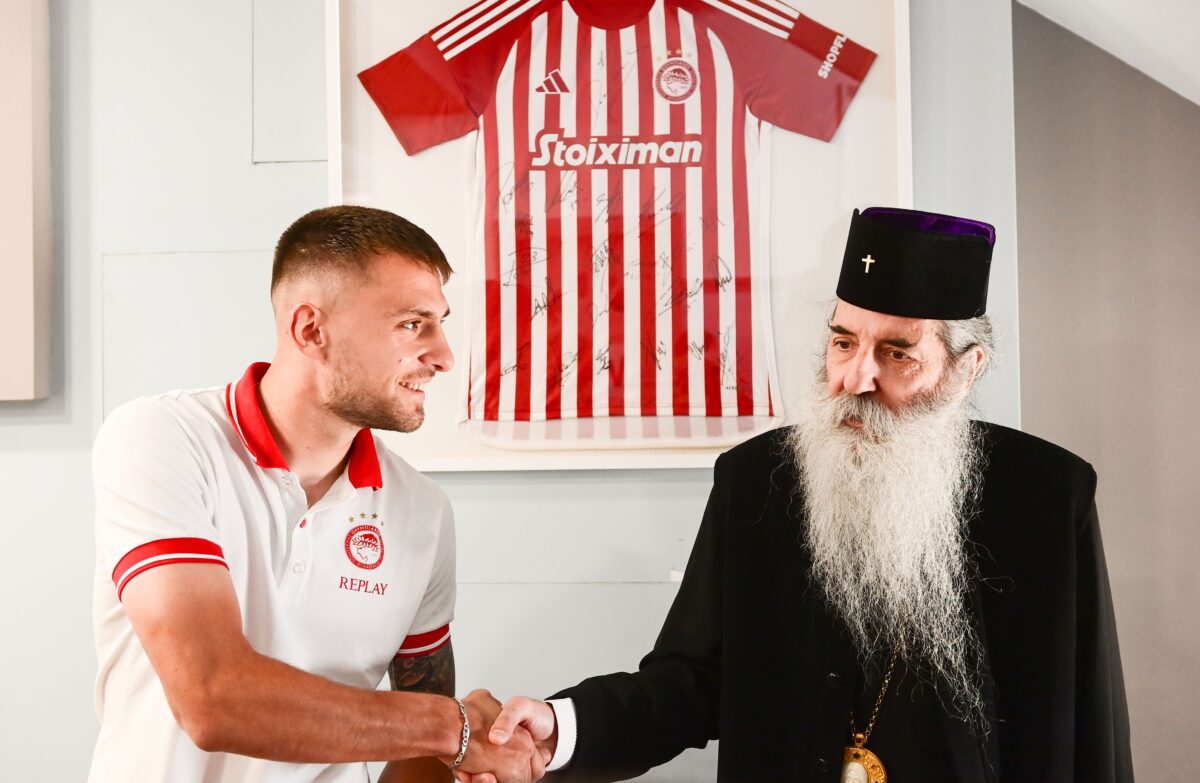 Ο Ολυμπιακός μοίρασε δώρα και χαρά στα Εκπαιδευτήρια της Μητρόπολης Πειραιά (gallery)